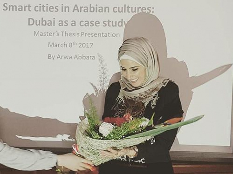 Arwa presenting her Master&acute;s Thesis